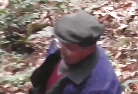 چربی بالغ توسط یک مرد جوان در ساحل گرامیداشت