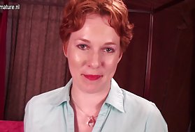 آنها یک دختر جوان برزیلی را نشان می دهد که گربه اش را ثبت می کند