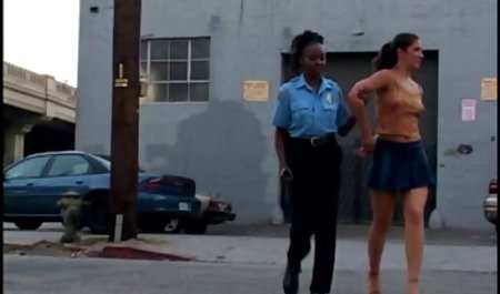 Sementara mereka bercinta dengan teman mereka di pantat, dia menjilat anus bocah itu