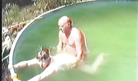 Mantan pacar pacaran saat menunggang seekor ayam jantan