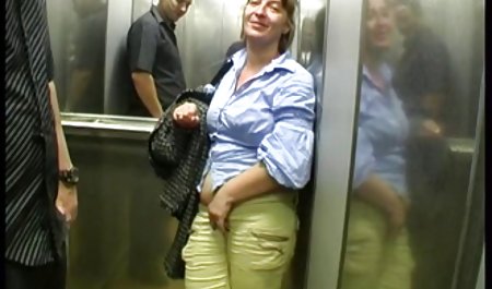 Ava Addams menggunakan payudaranya yang besar untuk memerah telur orang ini