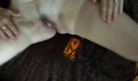 Melakukan upskirt untuk siswi sekolah jalanan