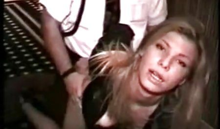 Masturbasi dewasa Busty di jacuzzi dan mengisap kontol