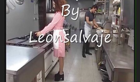 Guru dan siswa menggulung di depan seorang siswa