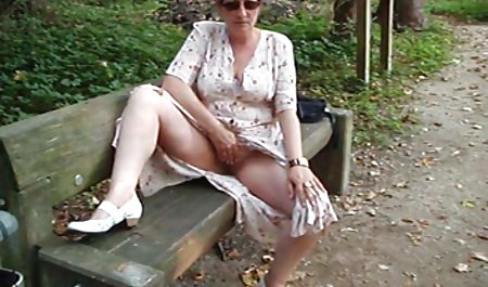 Pirang Latina memindahkan pantatnya di pantai