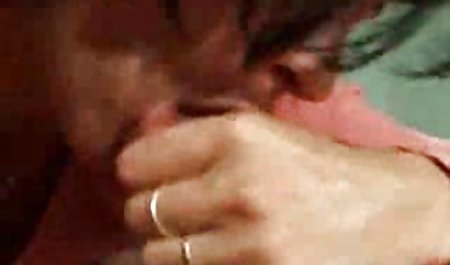 Putri tiba mabuk dan ayahnya memukulnya di pantat