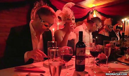 Menghasut dengan ayahnya di dapur yang baru diangkat