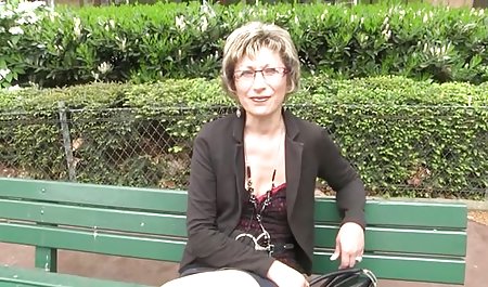 Ini adalah pijatan erotis yang bagus, gadis itu meledak dengan senang!