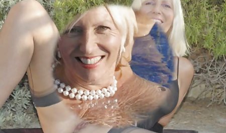 Istri tetangga Anda menjadi hewan peliharaan pribadi Anda