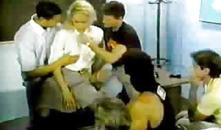 公園で贈り物をするAva Dalush