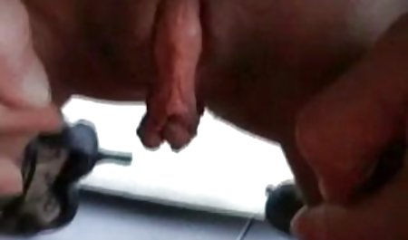 バスで2人の見知らぬ人が女子学生を虐待している