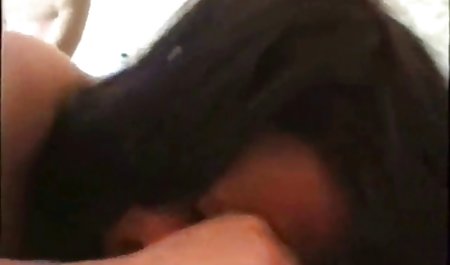 女子高生は彼女の一生の中で最初のオルガスムを持っています
