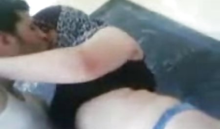 若い娼婦がベアバックをさせる