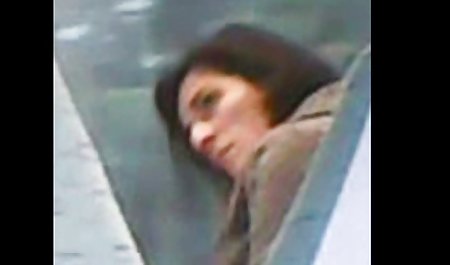 2人の若いスペイン人の女の子が大学生とセックスして残忍な三人組