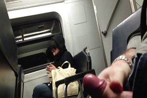 फ्लैश पर ट्रेन के साथ नज़दीक से कम घर का बना अश्लील चूत