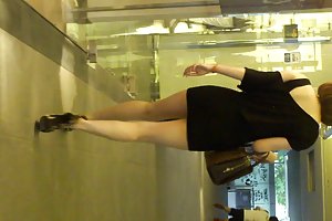 अपस्कर्ट - लड़की में तंग मिनी स्कर्ट और तेंदुए पंप देखो अश्लील अनाचार रूसी