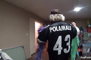 आसा अकीरा परदे के पीछे पोर्न कहानियों माताओं