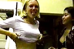 सुनहरे बालों वाली उसके स्तन दिखाता है घड़ी वीडियो अश्लील