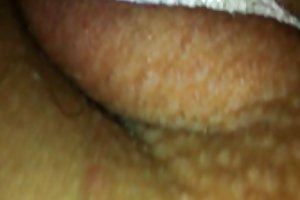 सुंदर सुनहरे बालों वाली अश्लील मेज पर वीडियो देखने के