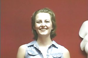 सेक्सी काले बालों वाली लड़की हो जाता है नग्न और बंद से पता चलता है उसे गधा और बिल्ली अश्लील लिंग