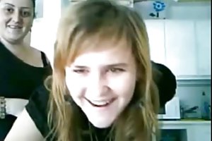 बेटी और नहीं उसके माँ और चाची पर वेब कैमरा के साथ फ्लैश रूसी देखो.