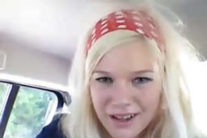 नार्वे सुनहरे बालों वाली उसे कार में Masturbates पोर्न मूवी