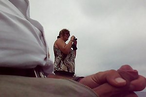 में, एक औरत के सामने अश्लील अश्लील तस्वीरें