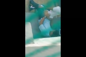 छिपे हुए कैमरे भाड़ में जाओ यार्ड में अश्लील फोटो बाप