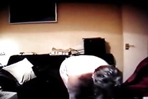 70 वर्षीय दादी के साथ मैरियन स्ट्रिप्स ऑनलाइन रूसी उसकी स्कर्ट के तहत