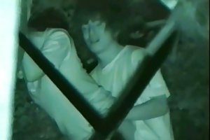 आधी रात बाहर पर शहर के पार्क घड़ी रूसी स्कूली छात्रा 3