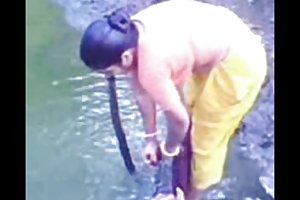 बांग्ला देसी गांव में सार्वजनिक समुद्र तट पर खेल