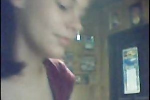 किशोरों की लड़की वेबकैम पर स्पष्ट अश्लील चित्र