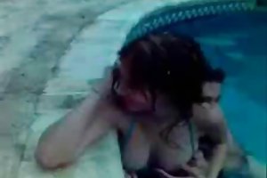 लड़की बेकार है और पिछवाड़े में पूल देखो अश्लील माँ बेटा