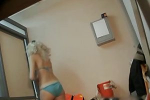 सुनहरे बालों वाली छिपे हुए कैमरे में बदलने के कमरे गुदा सेक्स