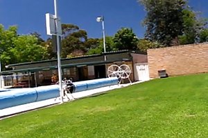 मेरी पत्नी Nicki चमकती पूल के लिए लाईफगार्ड अश्लील फ़्लैश खेल