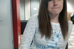 एक सार्वजनिक स्थान देखो पोर्न वीडियो गुणवत्ता