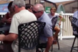 समुद्र तट बार में वेट्रेस, पोर्न वीडियो में ऑनलाइन कपड़ों की