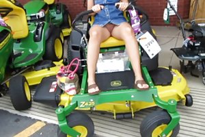 सुनहरे बालों वाली पर लॉन घास काटने की मशीन देखो पोर्न फिल्म देखा