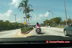 लड़की बाइक पर - लघु स्कर्ट कोई जाँघिया है? घर का बना वीडियो अश्लील