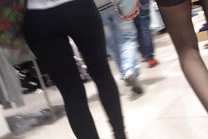 Extremel अच्छा टीन के गांड काले लेगिंग में रूसी-घर का वीडियो