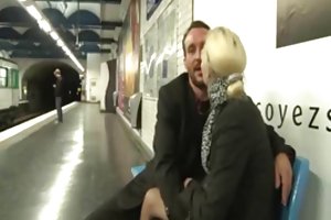 एलिसिया मेट्रो में. घर का बना अश्लील वीडियो समलैंगिकों