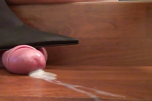 मुर्गा और गेंद को रौंद उच्च ऊँची एड़ी के जूते जूते मुश्किल पोर्न