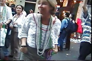 मार्डी ग्रास flasher पूछता पुलिस की अनुमति रूसी ऑनलाइन पोर्न समुद्र तट पर