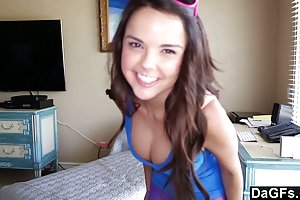 युवा लड़की उसे भेजता है एक महान उपहार देखो अश्लील वीडियो,