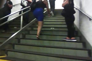 स्कर्ट के नीचे माँ में अश्लील वीडियो