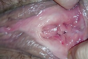 चरम आंतरिक चूत चाटना और धारा निकलना सेक्स एक खूबसूरत लड़की के साथ