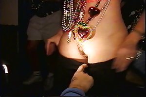 मार्डी ग्रास flasher एक गोद नृत्य वीडियो मुँह में ऑनलाइन पोर्न