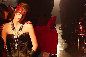 शरारती लड़की नकाब में कामुक प्यार करता है अश्लील फोटो के साथ चश्मा