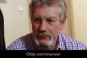 Oldman Fucks गर्म लड़की जबकि उसकी पत्नी घर से बाहर चला गया खेल लड़की ड्रेस अप