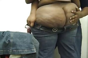 सुंदर काले गधा हो रही मदद करने के लिए ।  पोर्न ऑनलाइन पढ़ने के लिए